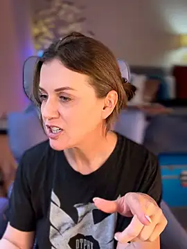 MaiseKnox with friend show