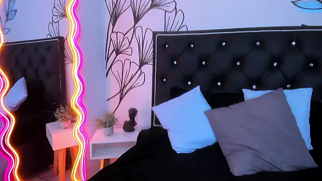 Sweet_Ariadna_ tits and ass show